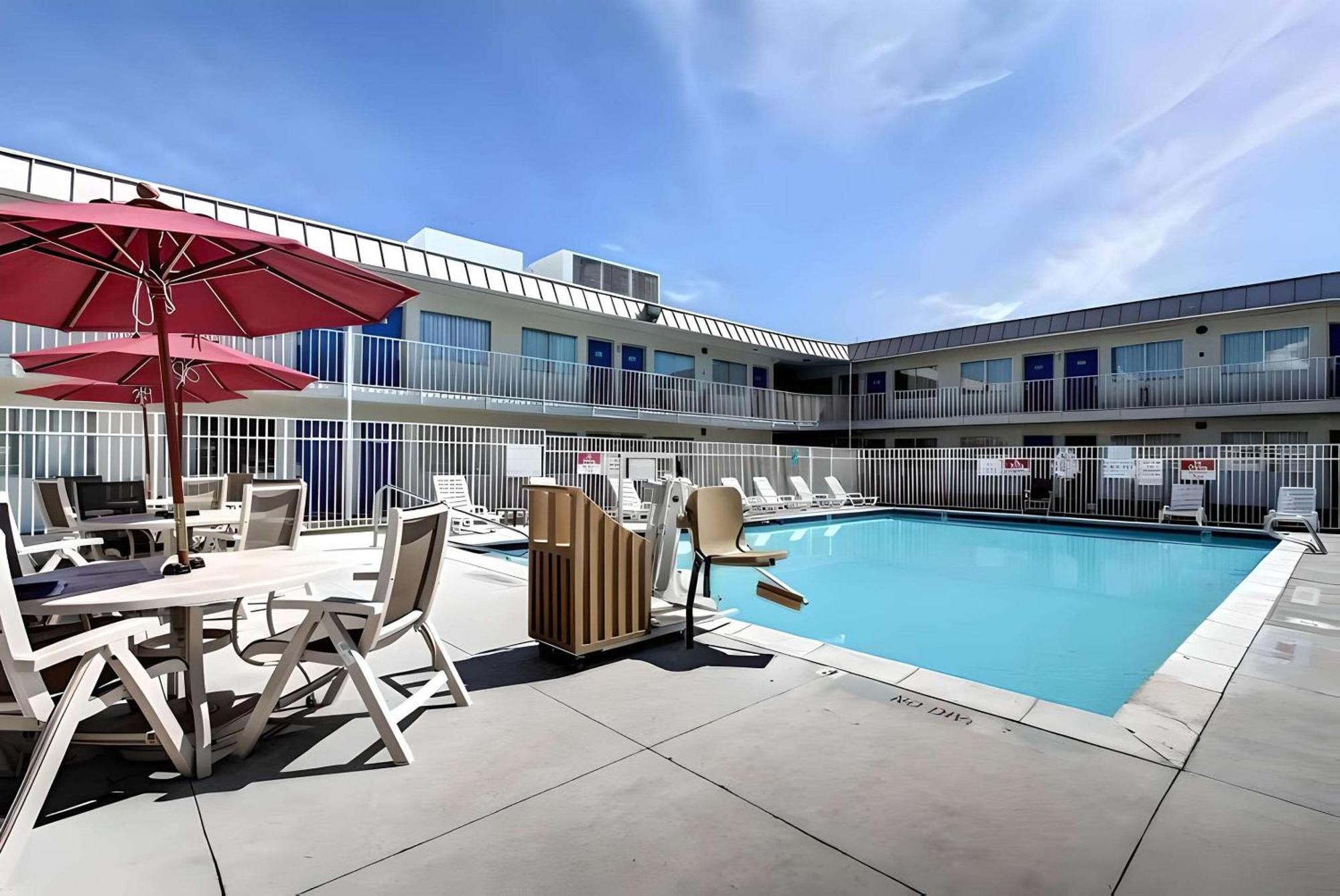 Econo Lodge Midvale Bagian luar foto