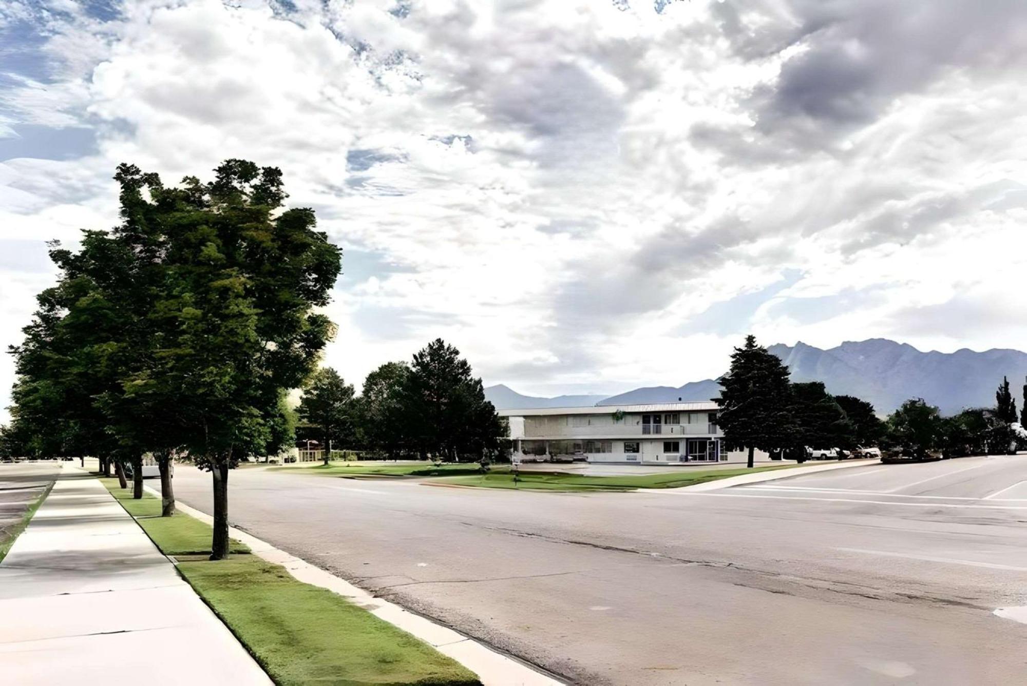 Econo Lodge Midvale Bagian luar foto