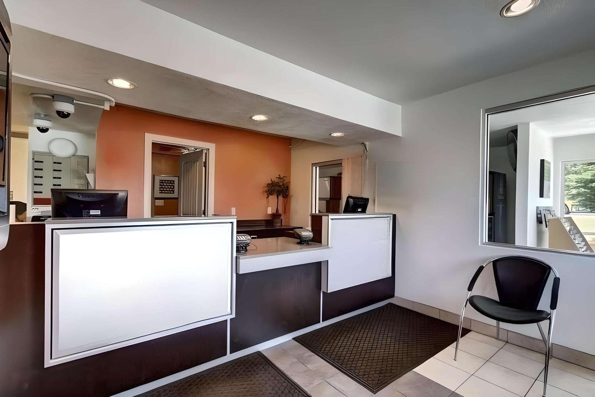 Econo Lodge Midvale Bagian luar foto