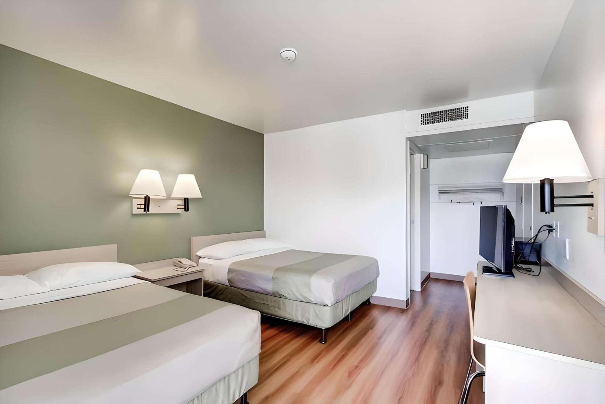 Econo Lodge Midvale Bagian luar foto