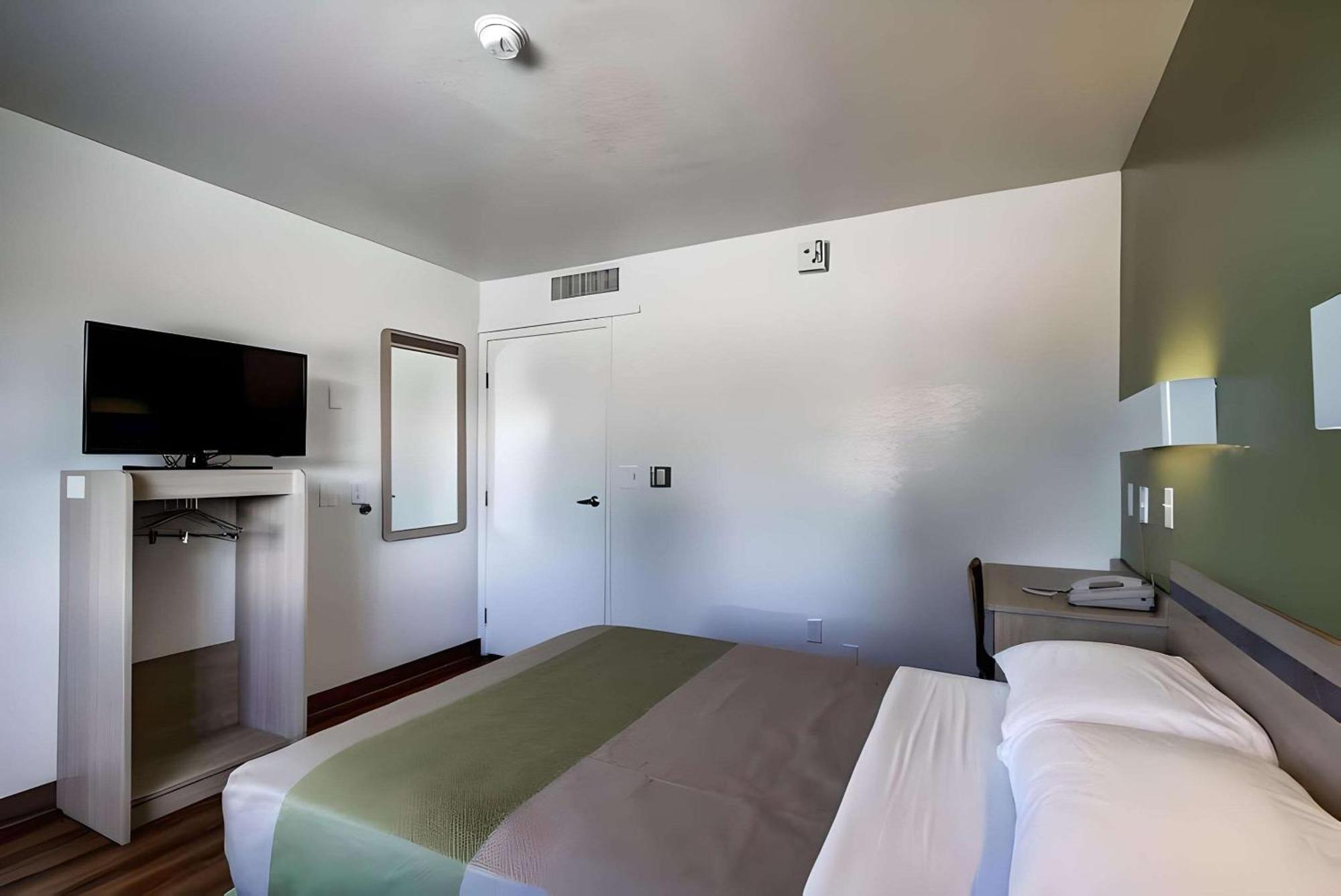 Econo Lodge Midvale Bagian luar foto