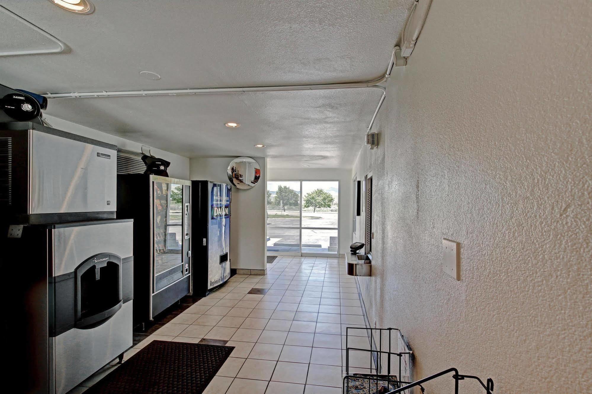Econo Lodge Midvale Bagian luar foto