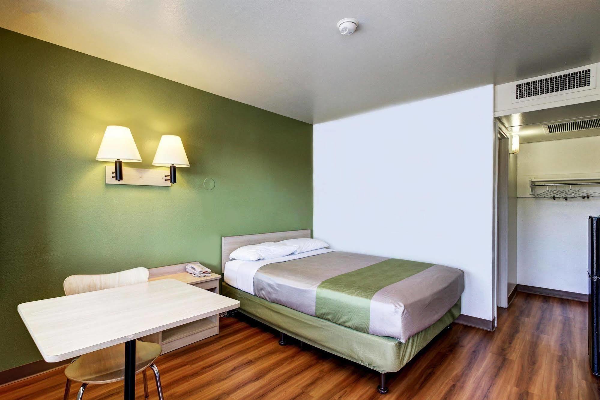 Econo Lodge Midvale Bagian luar foto