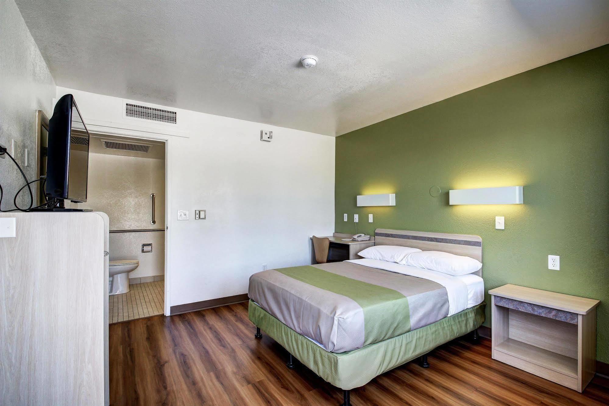 Econo Lodge Midvale Bagian luar foto