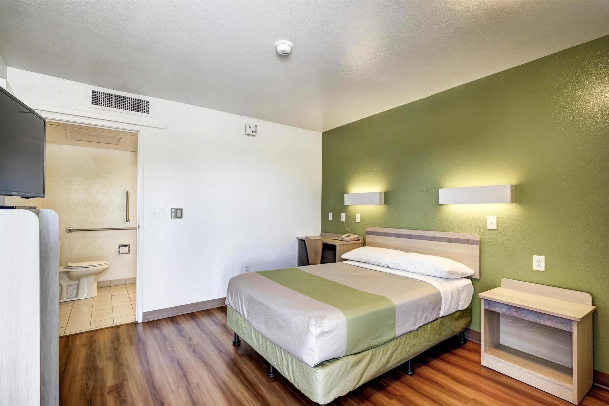 Econo Lodge Midvale Bagian luar foto