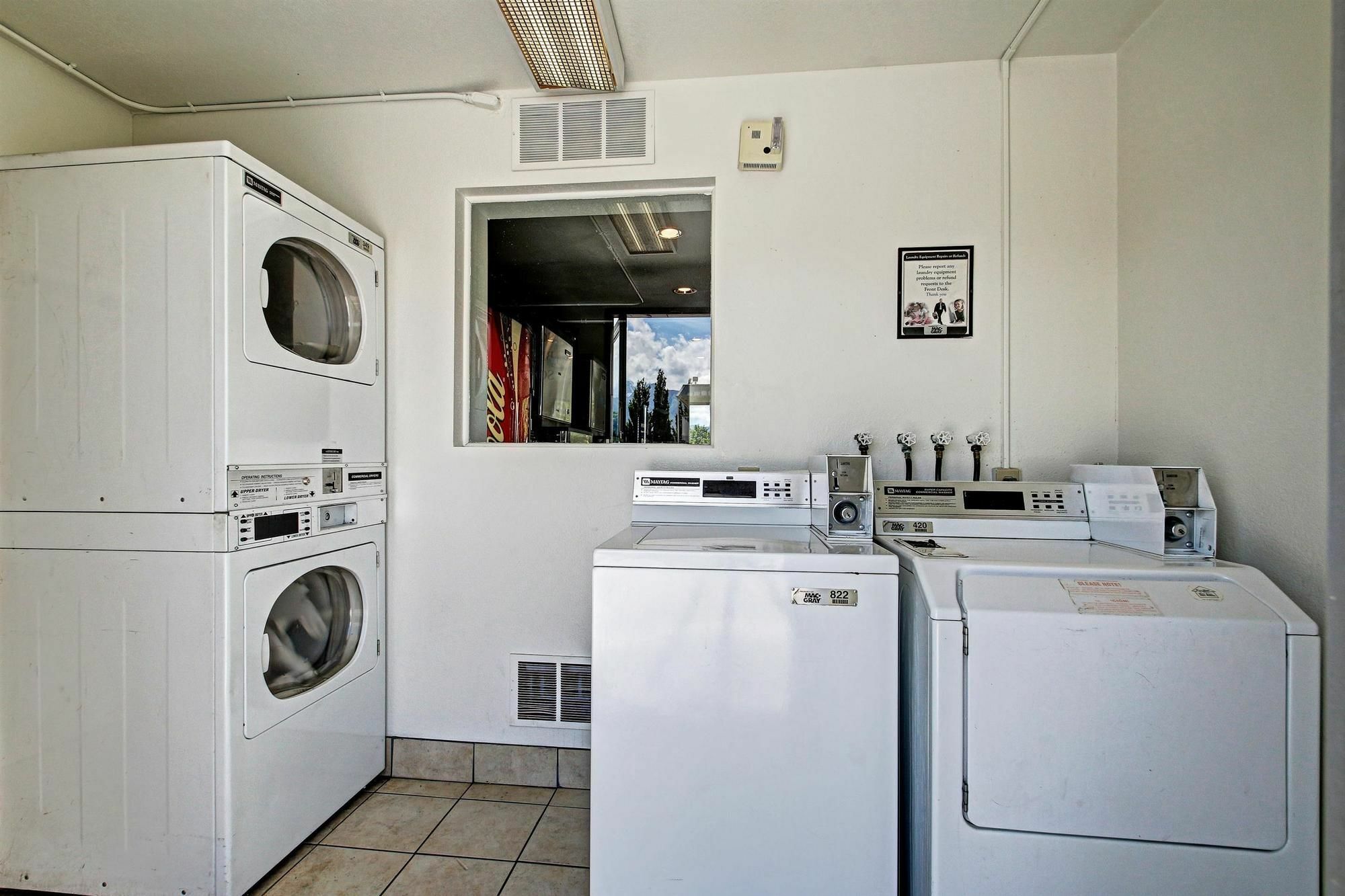 Econo Lodge Midvale Bagian luar foto